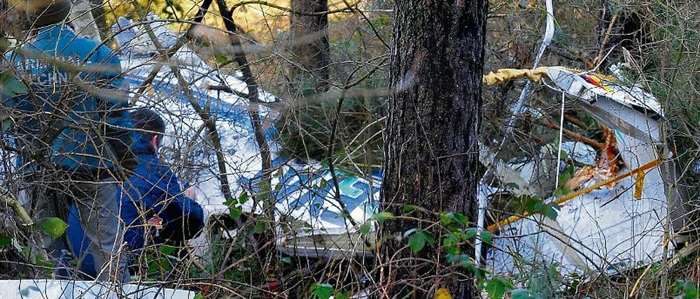 Beim Absturz eines Sportflugzeugs im Raum Strausberg ist der Pilot ums Leben gekommen. Ein Notarzt stellte am Freitag den Tod des 50-jährigen Berliners fest, teilte ein Polizeisprecher mit. Weitere Passagiere waren nicht an Bord.