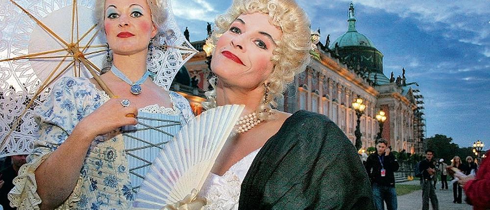 Neben der eigentlichen Attraktion  nämlich den illuminierten Schlössern und Gärten  sowie künstlerischen Beiträgen sollen auch in den kommenden Jahren wieder Parkbesucher in historischen Kostümen zur Schlössernacht-Atmosphäre beitragen.