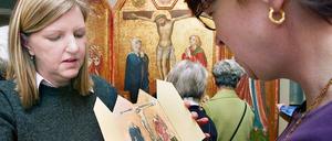 Zum Abtasten. Per Papiernachbildung können Blinde in der Schlossführung mit Evelyn Friedrich (l.) den Cadolzburger Altar von Lucas Cranach erfühlen.