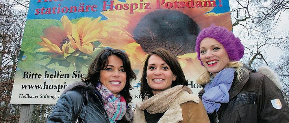 Lächeln für den guten Zweck. Die Schauspielerinnen Gerit und Anja Kling sowie Topmodel Franziska Knuppe (v.l.) sind neue prominente Unterstützer für das Hospiz Potsdam. In dem Haus sollen schwerkranke Menschen bis zum Tod begleitet werden.