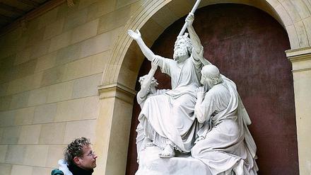 Gereinigt und ausgebessert. Der Restaurator Kai Rötger stellte die überarbeitete Skulptur an der Friedenskirche vor.
