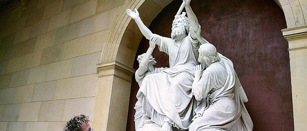 Gereinigt und ausgebessert. Der Restaurator Kai Rötger stellte die überarbeitete Skulptur an der Friedenskirche vor.