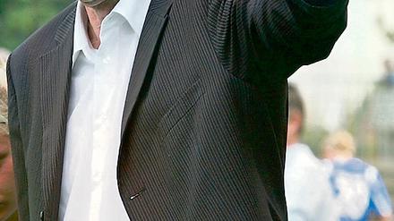 Da gehts lang. Bernd Schröder (67) ist Gründungsvater des Frauenfußballs bei Turbine Potsdam und trainiert die erste Mannschaft seit 1971 mit kurzen Unterbrechungen.
