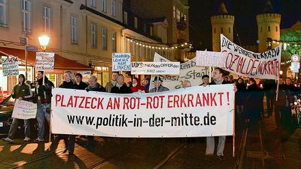 Demonstranten gegen eine rot-rote Regierung in Brandenburg zogen gestern durch die Innenstadt. Mit Stasi raus!-Rufen reagierten sie auf Enthüllungen von Stasi-Verstrickungen in der Fraktion Die Linke im Landtag.
