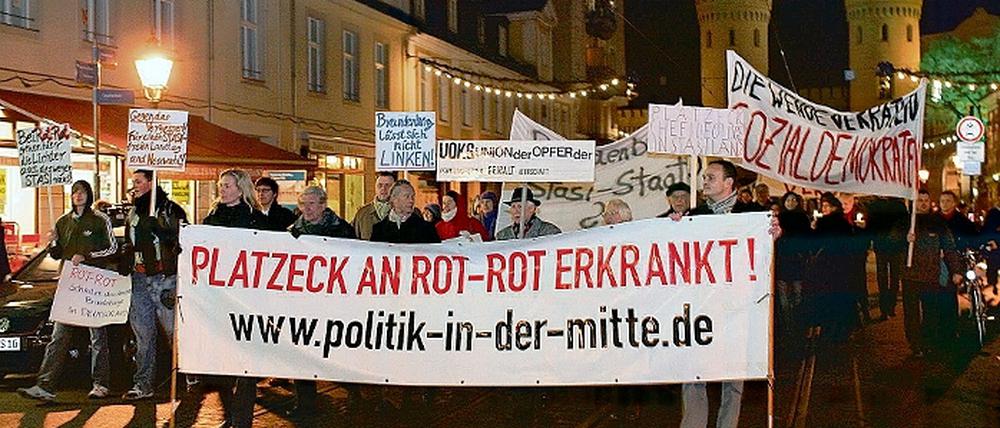 Demonstranten gegen eine rot-rote Regierung in Brandenburg zogen gestern durch die Innenstadt. Mit Stasi raus!-Rufen reagierten sie auf Enthüllungen von Stasi-Verstrickungen in der Fraktion Die Linke im Landtag.