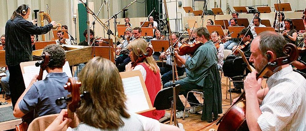Spektakuläre Kampfkunst steht beim Action-Streifen Ninja Assassin im Mittelpunkt. Die Handwerker des Babelsberger Art Departments bauten dafür unter anderem ein japanisches Dorf nach (rechts oben). Die Musik zu dem Martial-Arts-Film wurde vom Deutschen Filmorchester Babelsberg eingespielt (rechts unten).