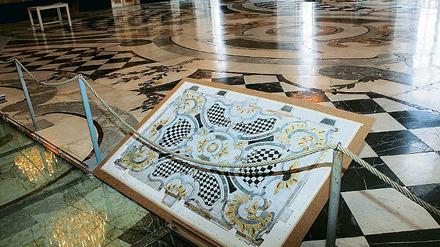 Kostbarkeit aus Kalk: Bis 2012 will die Schlösserstiftung einen Teil des Marmorfußbodens im Neuen Palais restaurieren.