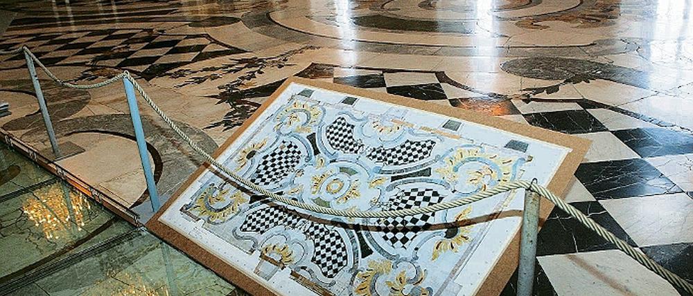 Kostbarkeit aus Kalk: Bis 2012 will die Schlösserstiftung einen Teil des Marmorfußbodens im Neuen Palais restaurieren.