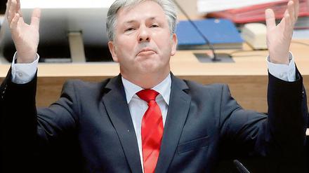 Wird schon. Neue Rekordverschuldung, heftige Attacken der Opposition? Berlins Regierender Bürgermeister Wowereit gab sich im Parlament gelassen.