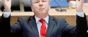 Wird schon. Neue Rekordverschuldung, heftige Attacken der Opposition? Berlins Regierender Bürgermeister Wowereit gab sich im Parlament gelassen.