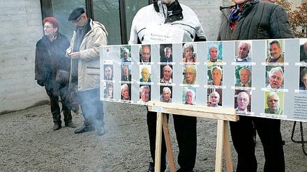 Mehr Mitspracherecht, mehr Empathie forderten gestern ehemalige Häftlinge des russischen Geheimdienstes vor der Gedenkstätte Leistikowstraße, darunter Lothar Scholz und Klaus Hoffmann.