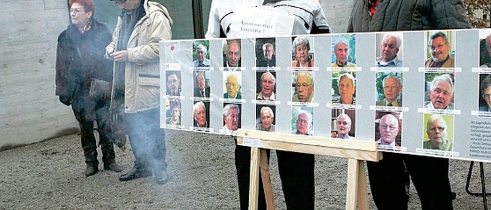 Mehr Mitspracherecht, mehr Empathie forderten gestern ehemalige Häftlinge des russischen Geheimdienstes vor der Gedenkstätte Leistikowstraße, darunter Lothar Scholz und Klaus Hoffmann.