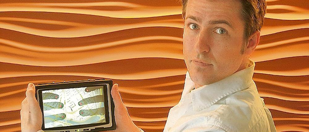 Querdenker. Patrick Baudisch entwickelt am Hasso-Plattner-Institut Bildschirme, die sich von hinten bedienen lassen. Eine Lösung beispielsweise für winzige Geräte.