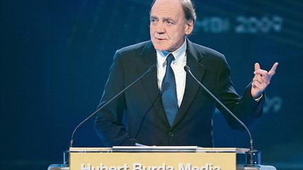 Mit weichem Bariton. Bruno Ganz.