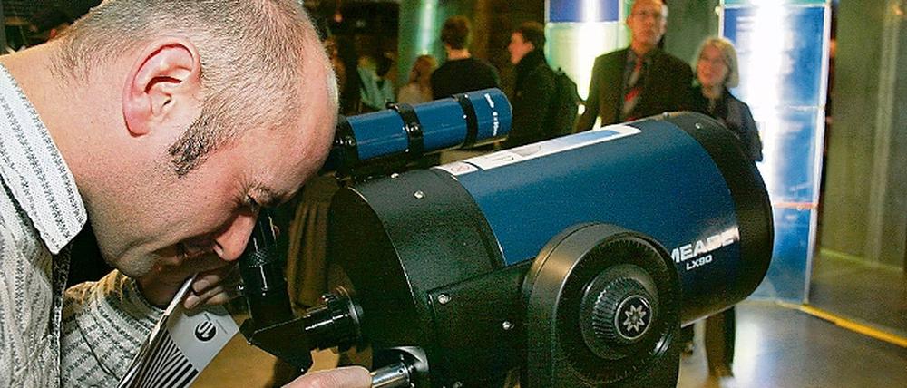 Knistern und Flackern. Zwischen Sonnenglut und anderem Gestirn suchte die Wissenschaft am Freitag im Nikolaisaal die Nähe zur Kunst.