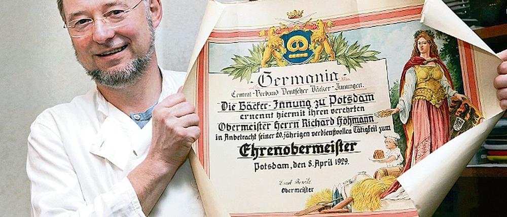 450 Jahre alt wird die Bäckerinnung Potsdam am heutigen Dienstag. Originale Dokumente wie diese Ehrenurkunde aus dem Jahr 1929 sind allerdings kaum erhalten. Braune-Inhaber Werner Gniosdorz recherchiert derzeit zur Innungsgeschichte.