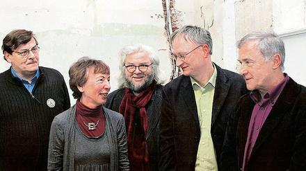 Zeitzeugen berichteten am Samstag in der ehemaligen Stasi-Untersuchungshaftanstalt in der Lindenstraße 54 über die Arbeit der Bürgerkomitees vor zwanzig Jahren (v. l.): Peter Freimark (Pritzwalk), Inge Czerwisky (Fürstenwalde), Christoph Polster (Cottbus), Ralph-Stefan Rabe (Brandenburg), Manfred Kruczek (Potsdam).