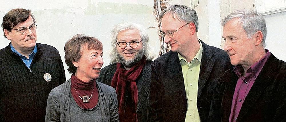 Zeitzeugen berichteten am Samstag in der ehemaligen Stasi-Untersuchungshaftanstalt in der Lindenstraße 54 über die Arbeit der Bürgerkomitees vor zwanzig Jahren (v. l.): Peter Freimark (Pritzwalk), Inge Czerwisky (Fürstenwalde), Christoph Polster (Cottbus), Ralph-Stefan Rabe (Brandenburg), Manfred Kruczek (Potsdam).