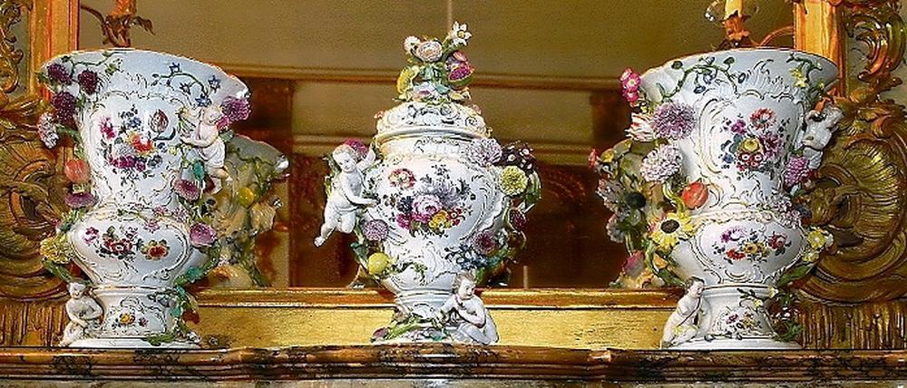 Drei der fünf Vasen aus der Meißener Manufaktur. Sie waren 1762 nach Potsdam gebracht worden.