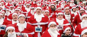 Weihnachtsmänner stürmten Michendorf: Über 400 Läufer starteten gestern am Gemeindezentrum zum ersten Nikolauslauf. Die Veranstaltung soll nun zur Tradition werden.