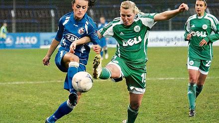 Auf dem Weg zur Herbstmeisterschaft des 1. FFC Turbine setzte Fatmire Bajramaj (l) einige Akzente. Hier übersprintet sie die Wolfsburgerinnen Katri Nokso-Koivisto und Nathalie Bock.