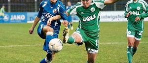 Auf dem Weg zur Herbstmeisterschaft des 1. FFC Turbine setzte Fatmire Bajramaj (l) einige Akzente. Hier übersprintet sie die Wolfsburgerinnen Katri Nokso-Koivisto und Nathalie Bock.