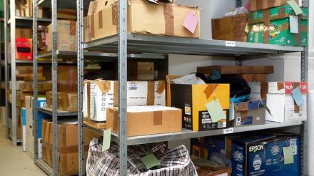 Beweismaterial. Kisten und Kartons stehen in der Asservatenkammer.