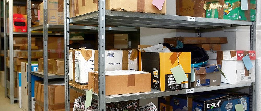 Beweismaterial. Kisten und Kartons stehen in der Asservatenkammer.