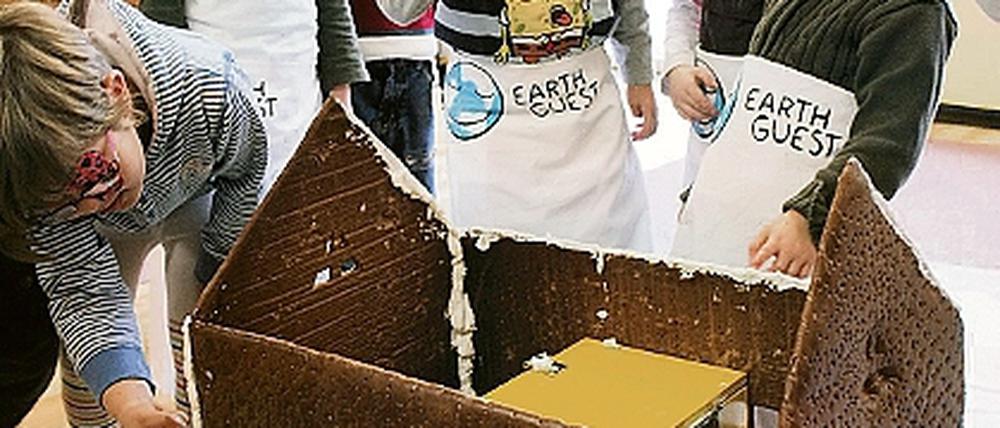 Das Pfefferkuchenhaus bauen die Sonnenschein-Kinder selbst auf.