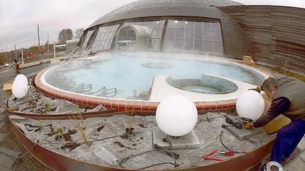 Vor der Premiere: Letzte Installationen an der Beleuchtung des Sole-Außenbeckens der Steintherme. Nach umfassender Sanierung öffnen heute wieder ihre Pforten.