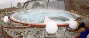 Vor der Premiere: Letzte Installationen an der Beleuchtung des Sole-Außenbeckens der Steintherme. Nach umfassender Sanierung öffnen heute wieder ihre Pforten.