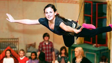 Üben für Peter Pan: Unterstützt von der Stunt-Schule des Potsdamers Ralf Häger proben rund 100 junge Darsteller des Kindermusiktheaters Buntspecht für die Premiere am Samstag. Hinter den Kulissen aber gibt es Querelen zur Zukunft des Theaters.