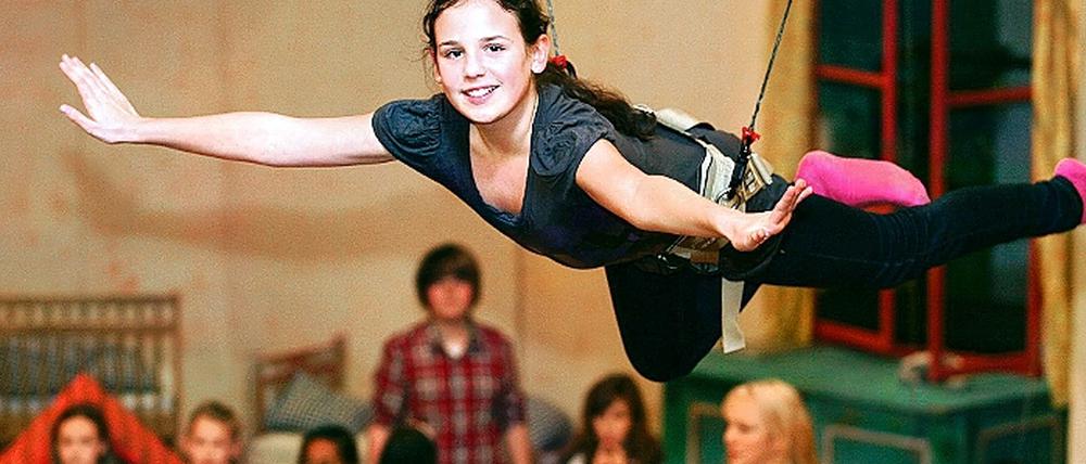 Üben für Peter Pan: Unterstützt von der Stunt-Schule des Potsdamers Ralf Häger proben rund 100 junge Darsteller des Kindermusiktheaters Buntspecht für die Premiere am Samstag. Hinter den Kulissen aber gibt es Querelen zur Zukunft des Theaters.