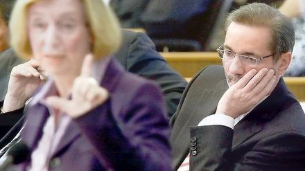 In der Defensive. Ungewohnt angespannt lauschte Ministerpräsident Matthias Platzeck am Freitag den harten Worten von CDU-Fraktionschefin Johanna Wanka.