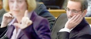 In der Defensive. Ungewohnt angespannt lauschte Ministerpräsident Matthias Platzeck am Freitag den harten Worten von CDU-Fraktionschefin Johanna Wanka.