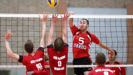 Wieder gefragt. USV-Universalspieler Lars Hurtig  hier gegen Steffen Schäperkötter und Jan Pollack von der WSG Waldstadt  will im nächsten Stadtderby wieder gewinnen.