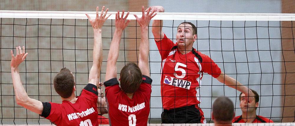 Wieder gefragt. USV-Universalspieler Lars Hurtig hier gegen Steffen Schäperkötter und Jan Pollack von der WSG Waldstadt will im nächsten Stadtderby wieder gewinnen.