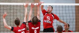 Wieder gefragt. USV-Universalspieler Lars Hurtig  hier gegen Steffen Schäperkötter und Jan Pollack von der WSG Waldstadt  will im nächsten Stadtderby wieder gewinnen.