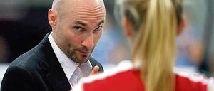 Fingerzeig. SC-Cheftrainer Michael Merten ist sich der Bedeutung der heutigen Partie gegen das in der Bundesliga noch sieglose Team Alemannia Aachens bewusst.