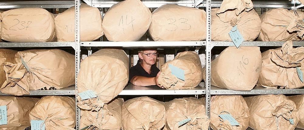 Säckeweise Schicksale. In den Archiven der Stasi-Unterlagenbehörde BStU lagern tausende Säcke mit unbearbeiteten Aktenschnipseln des DDR-Geheimdienstes MfS. Es sind die Reste von Akten, die in den Wendewirren von den Agenten zerrissen wurden.