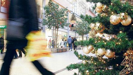 Einkaufsstimmung. Zehntausende Berliner und Zugereiste nutzten die verkaufsoffenen Geschäfte am ersten Adventssonntag zum Shopping. Auch an den kommenden Wochenenden vor Weihnachten können Kunden weiter sonntags einkaufen.