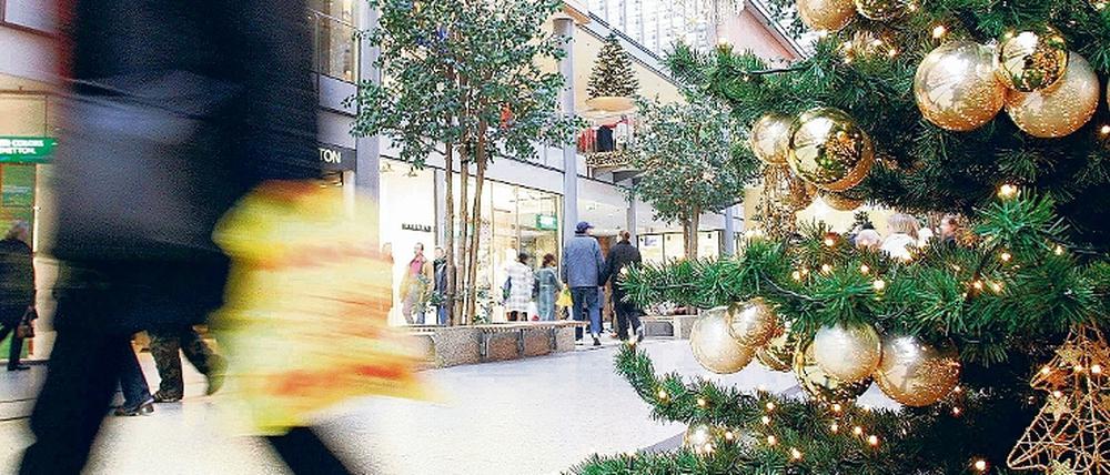 Einkaufsstimmung. Zehntausende Berliner und Zugereiste nutzten die verkaufsoffenen Geschäfte am ersten Adventssonntag zum Shopping. Auch an den kommenden Wochenenden vor Weihnachten können Kunden weiter sonntags einkaufen.