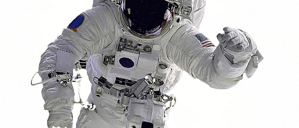 Was mag er wohl hören? Auch wenn es so aussieht, aber dieser Astronaut spielt nicht Luftgitarre.