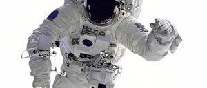 Was mag er wohl hören? Auch wenn es so aussieht, aber dieser Astronaut spielt nicht Luftgitarre.