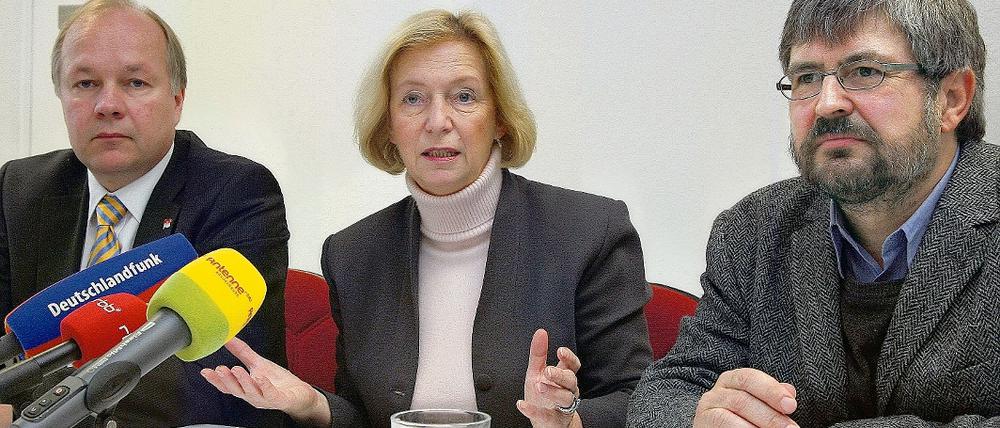 Opposition. FDP-Fraktionschef Goetz, CDU-Fraktionschefin Wanka und Grünen-Fraktionschef Vogel traten gestern gemeinsam auf im Landtag und forderten eine Sondersitzung und Aufklärung vom Regierungschef über das DDR-Erbe und den Umgang damit.
