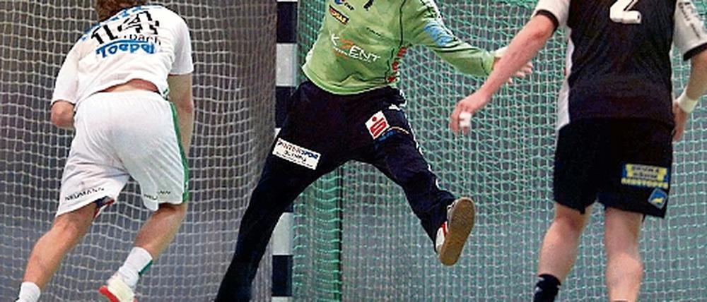 Kein Durchkommen. Potsdams Torwart Christian Pahl, der hier ein Tor des Magdeburgers Alexander Auerbach verhindert, hielt am Samstag phänomenal und war ein Rückhalt seiner VfL-Mannschaft.