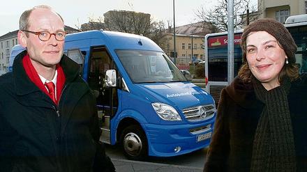 Constantin Pitzen am neuen Fernlinienbus von Potsdam nach Leipzig.