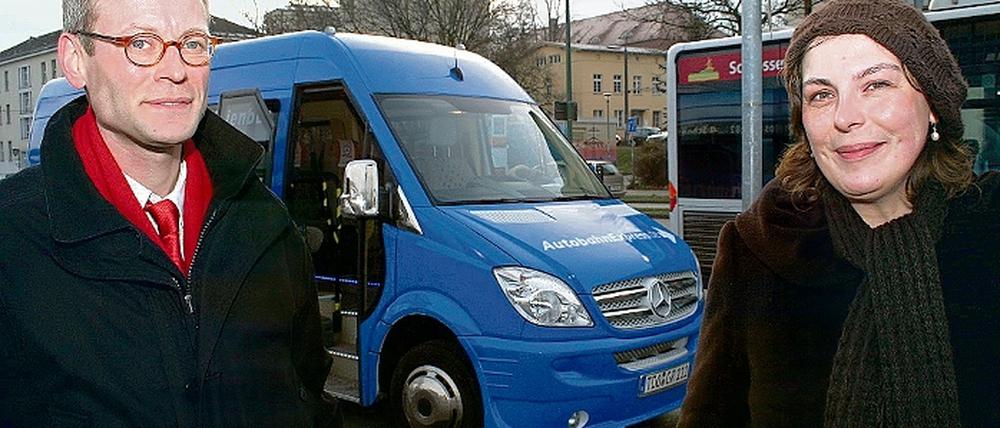 Constantin Pitzen am neuen Fernlinienbus von Potsdam nach Leipzig.