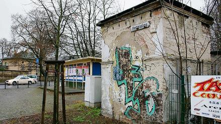 Ein Rest der stolzen Persius-Pracht steht noch: Dieses Eingangsportal an der Hegelallee hat die Zeit überstanden und kann in den Wiederaufbau integriert werden.