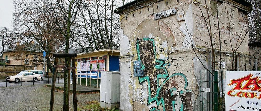 Ein Rest der stolzen Persius-Pracht steht noch: Dieses Eingangsportal an der Hegelallee hat die Zeit überstanden und kann in den Wiederaufbau integriert werden.